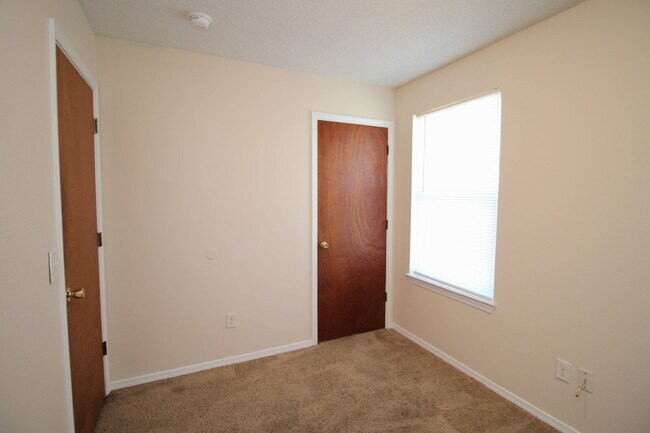 Building Photo - 3 Bedroom Home Near Blue Angel Pkwy – Spac...