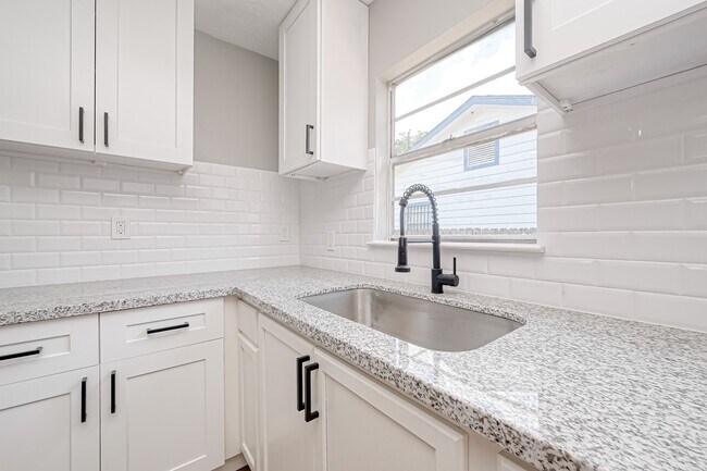 Building Photo - 6715 Victoria St