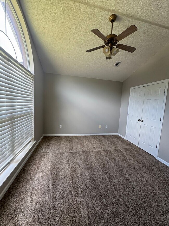 Building Photo - Hampton Place!