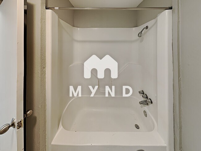 Building Photo - 1724 Pear St Unit 5