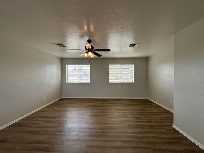 Building Photo - Promotion!  4 Bed 2.5 Bath Home with Split...