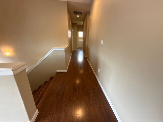 Building Photo - Beautiful 3 Bedroom  2.0 Bathroom Home in ...