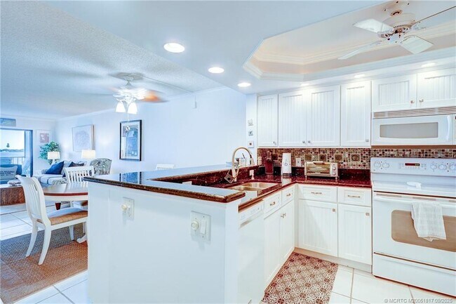 Building Photo - 10 NE Plantation Rd