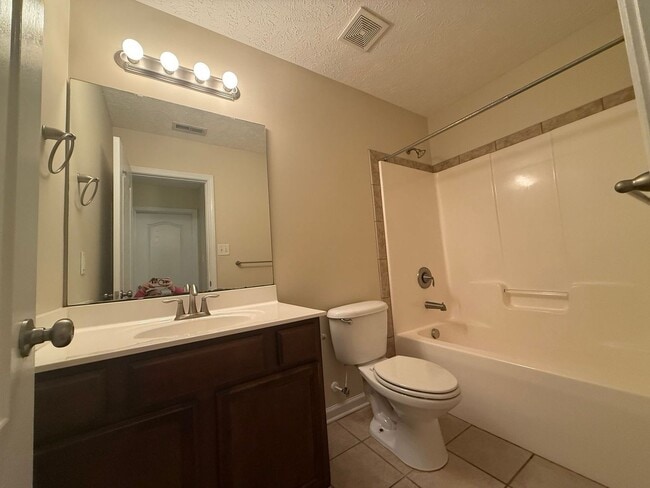 Building Photo - Charming 3 Bedroom 2 Bath home located in Carolina Plantation