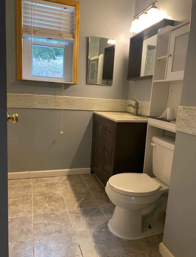 Building Photo - 218 Parker Rd