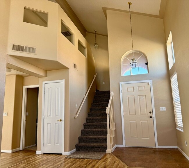 Building Photo - Fantastic 3 bed/2.5 bath in the Northwest ready for you!