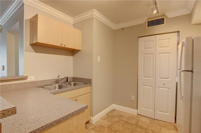 Building Photo - 1312 Villa Cir