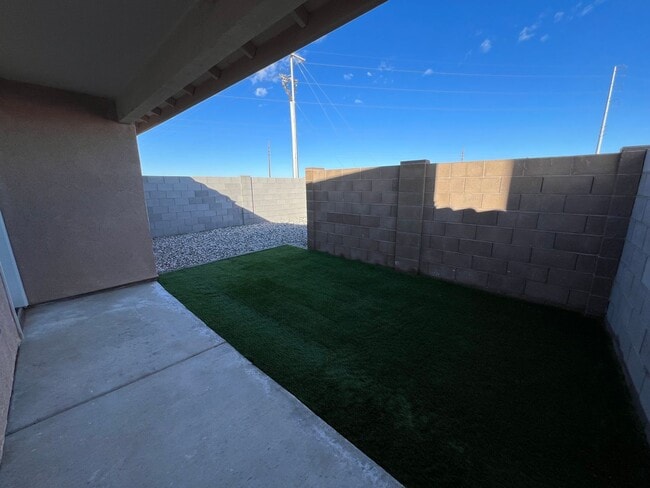 Building Photo - NEWER TOWNHOME!