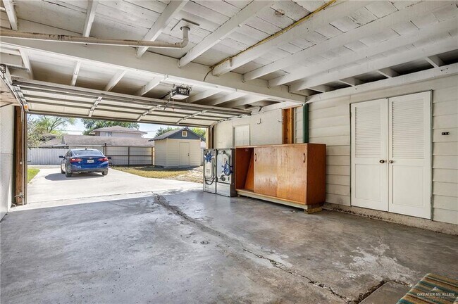 Building Photo - 518 E Kelly Ave