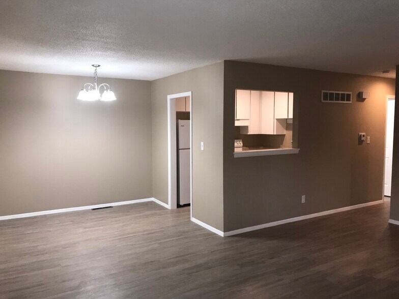 Building Photo - 8325 Grandview Ln