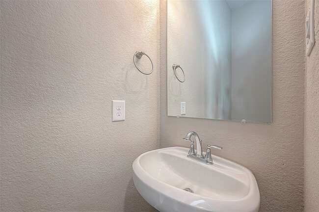 Building Photo - 8700 Laurel Crest Dr