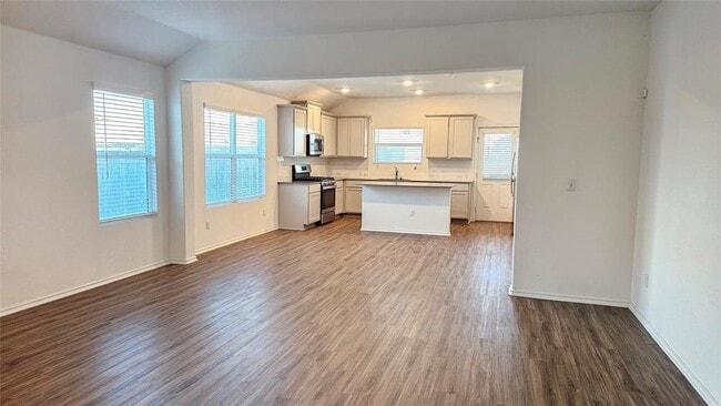 Building Photo - 195 Salt Springs Rd