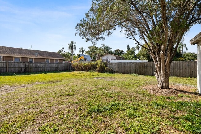 Building Photo - 619-629 Woodlawn St