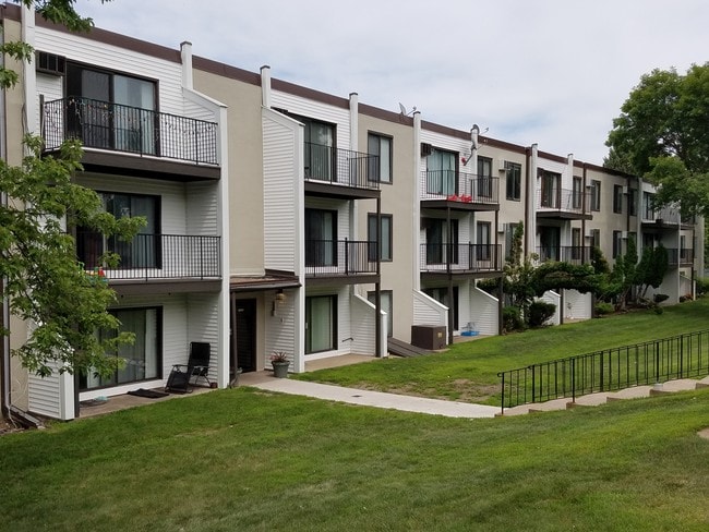 Building Photo - Briar Oaks
