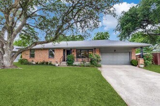 Building Photo - 9831 Mercer Dr