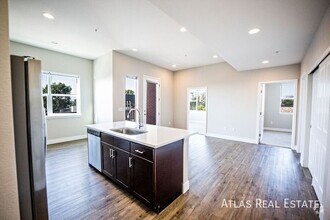 Building Photo - FREE January - Beautiful 2 Bed 2 Bath Corn...