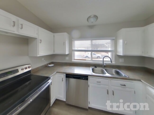 Building Photo - 6625 Bear Tooth Dr