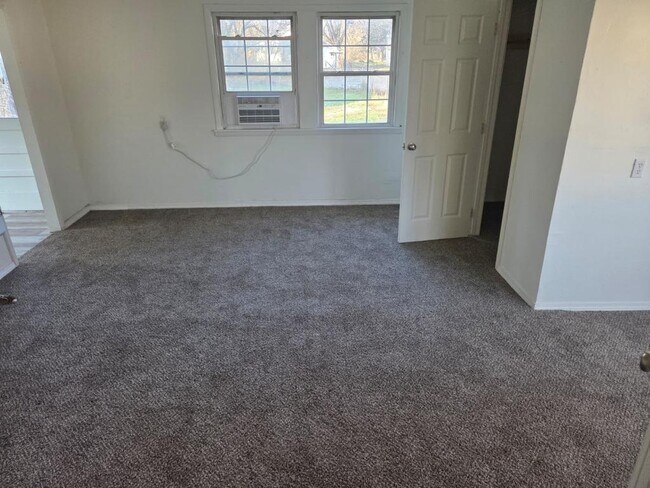 Building Photo - 605 Ivanhoe St