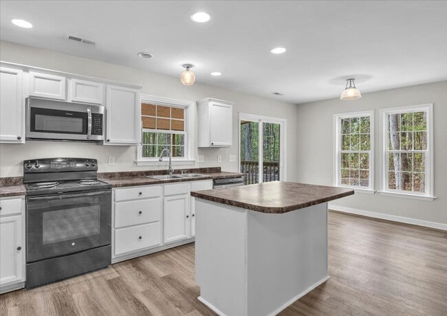 Building Photo - 3 Bedroom 2.5 Bathroom Home