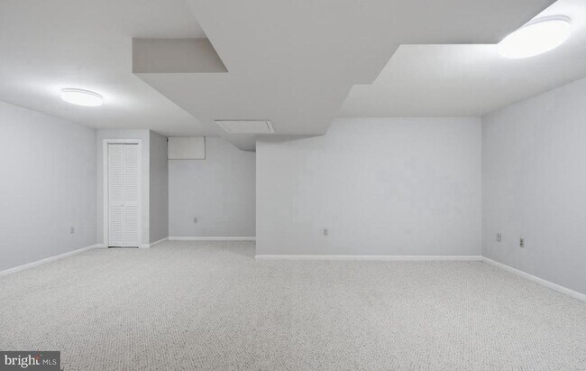 Building Photo - 362 Hamilton Dr