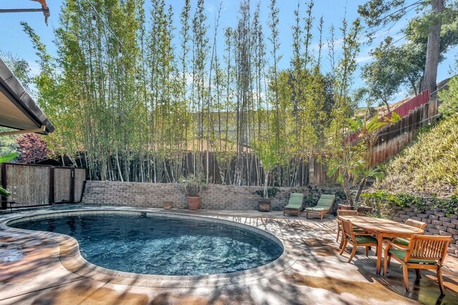 Building Photo - HOLIDAY SPECIAL***2 WEEKS FREE** 3 Bed/2 Bath Oasis in Royal Woods - Available Now