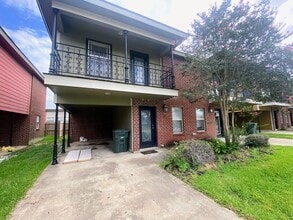 Building Photo - 2-Bed, 2.5-Bath Townhouse Near McNeese State University