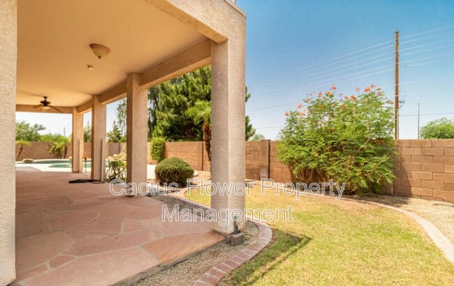 Building Photo - 2524 N Sunrise