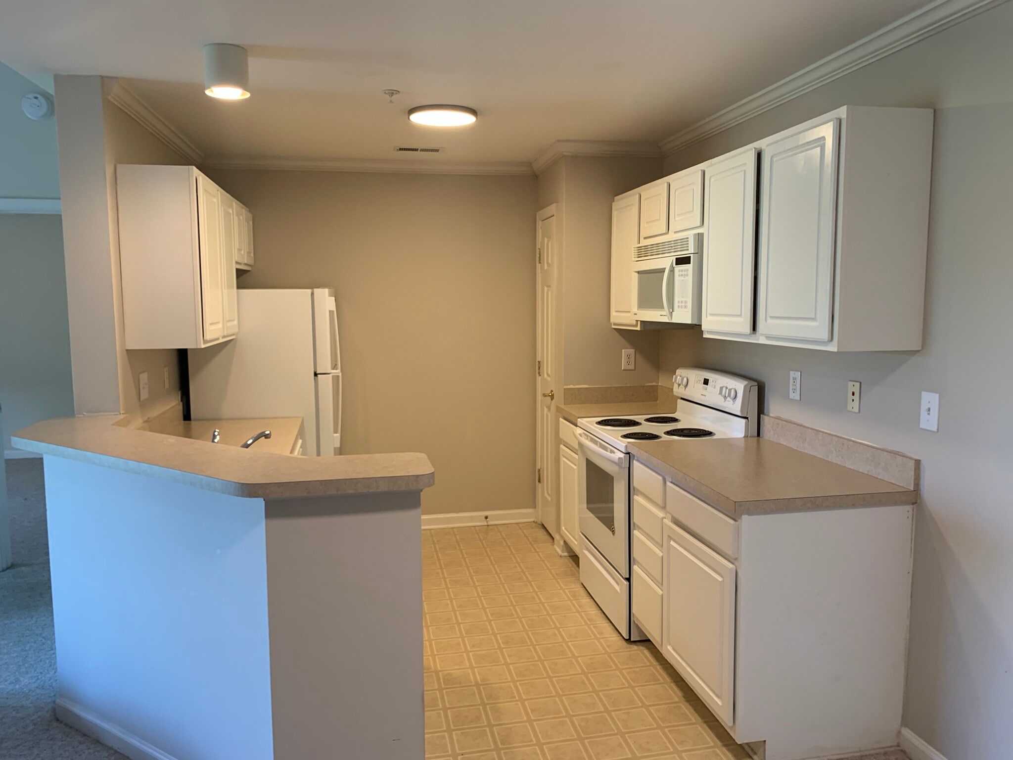 kitchen - 211 S Knollwood Dr