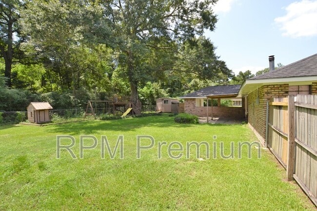 Building Photo - 2530 Chantulane Ave