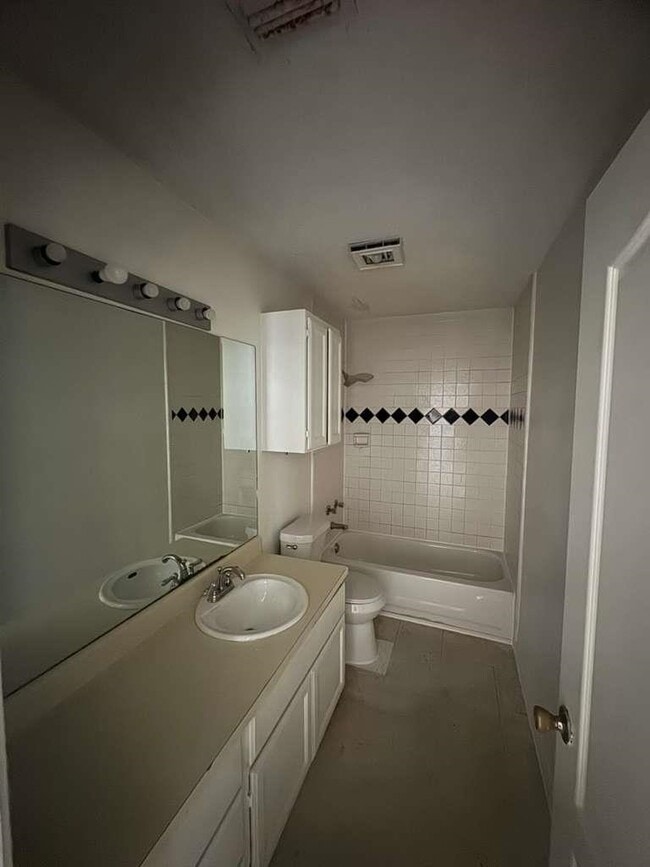 Building Photo - 509 N Mendiola Ave