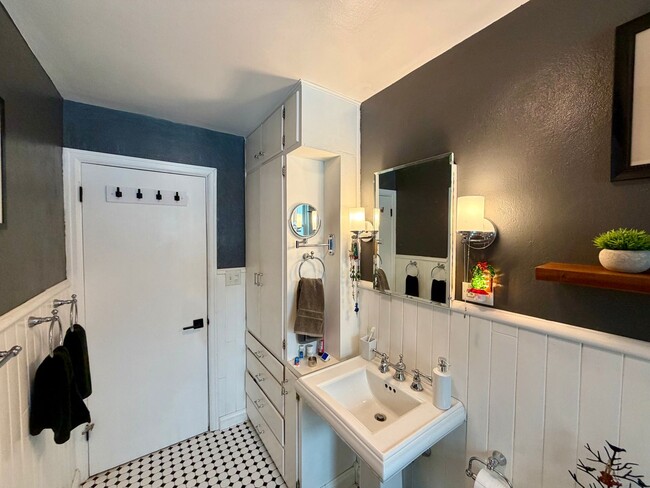 Building Photo - 3 Bed 1.5 Bath Single Family Home in Scholfield