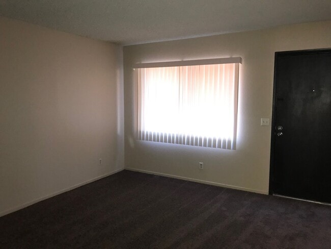 Building Photo - BEAUTIFUL 2 BEDS 1 1/2  BATHROOM APARTMENT PLUS 1 CAR GARAGE MLOVE IN SPECIAL