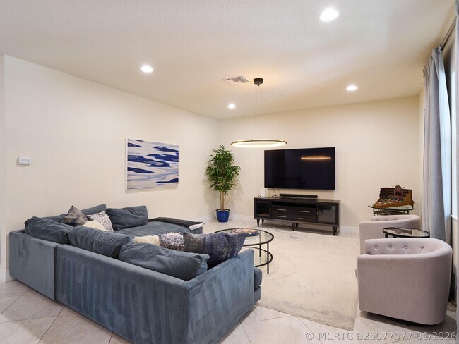 Building Photo - 1080 Community Dr