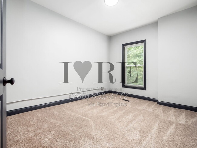Building Photo - 806 Sullivant Ave