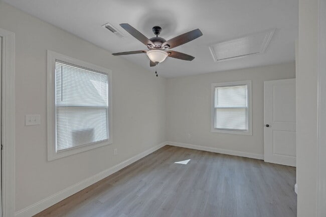Building Photo - Newly renovated and modernized 1BR, 1BA du...