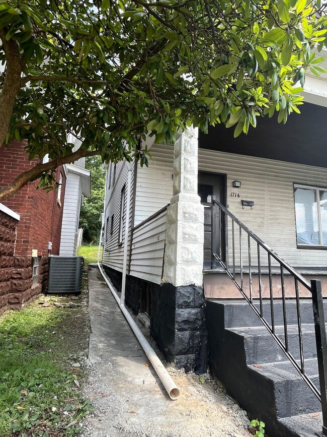 Building Photo - 1714 Victoria Ave