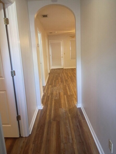 Building Photo - 211 Edgewater Rd