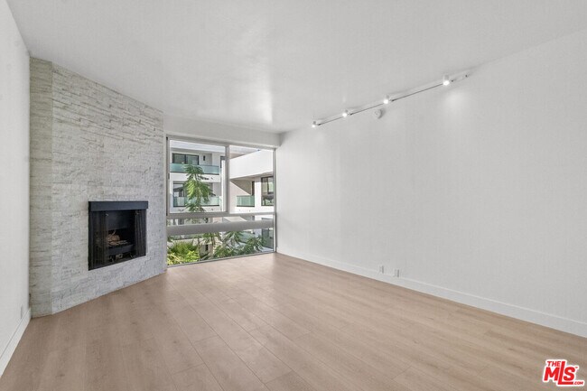 Building Photo - 320 N Maple Dr