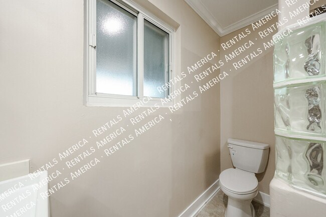 Building Photo - 1424 N Gene Ave