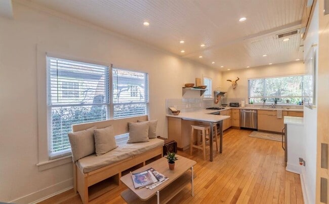 Building Photo - 1503 Newton St