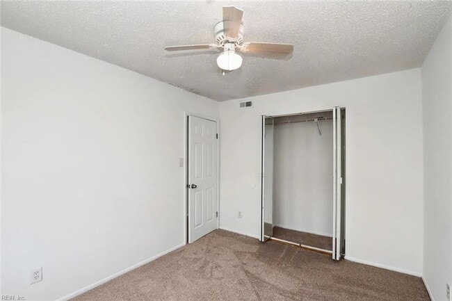 Building Photo - Charming Top-Floor Condo in the Heart of Virginia Beach