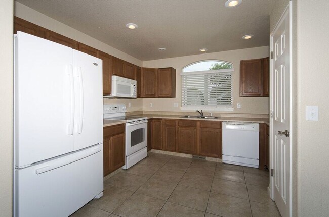 Building Photo - **HOLIDAY MOVE IN SPECIAL**