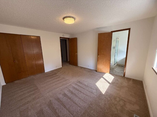 Building Photo - Spacious Home on Corner Lot Available!