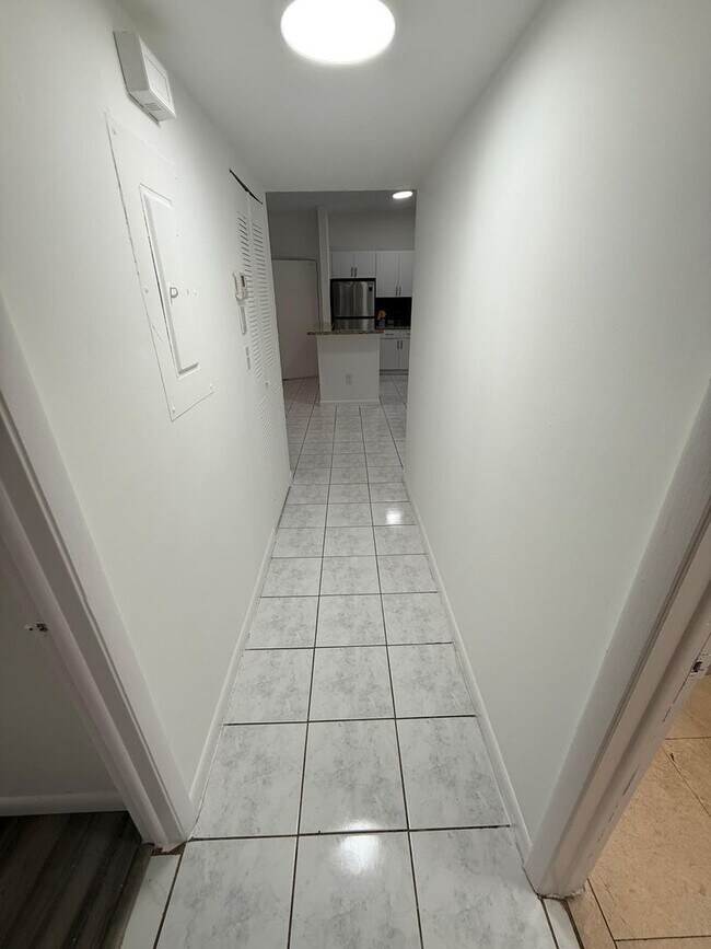 Building Photo - Beautiful Garden Apartment, Move in Condition