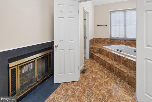 Building Photo - 7 Redwood Ct