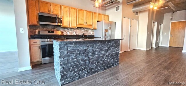 Building Photo - 100 W Fifth St