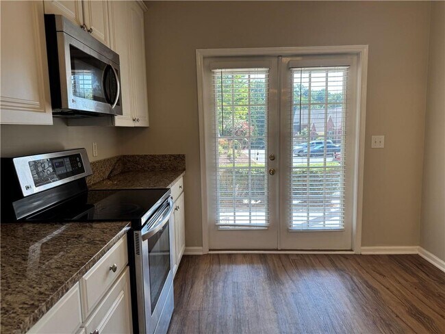 Building Photo - 2075 Pine Tree Dr
