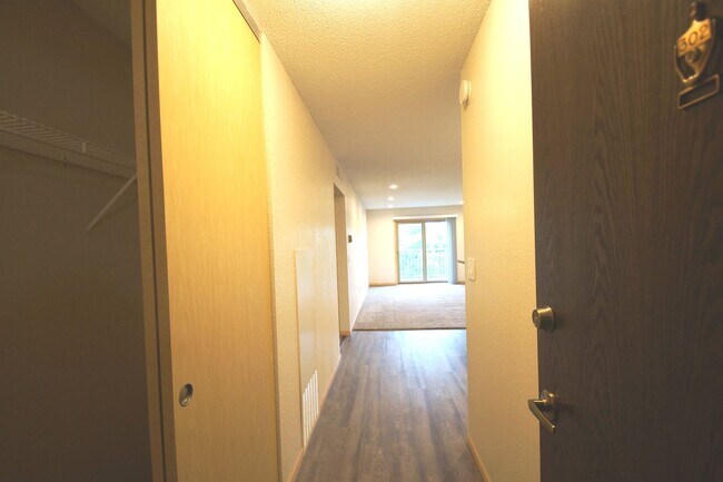 Building Photo - Pinto Suite