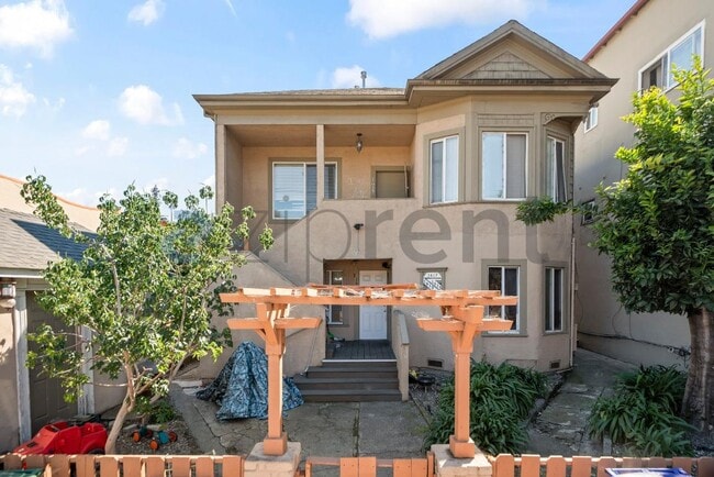 Building Photo - 1613 Pomona St