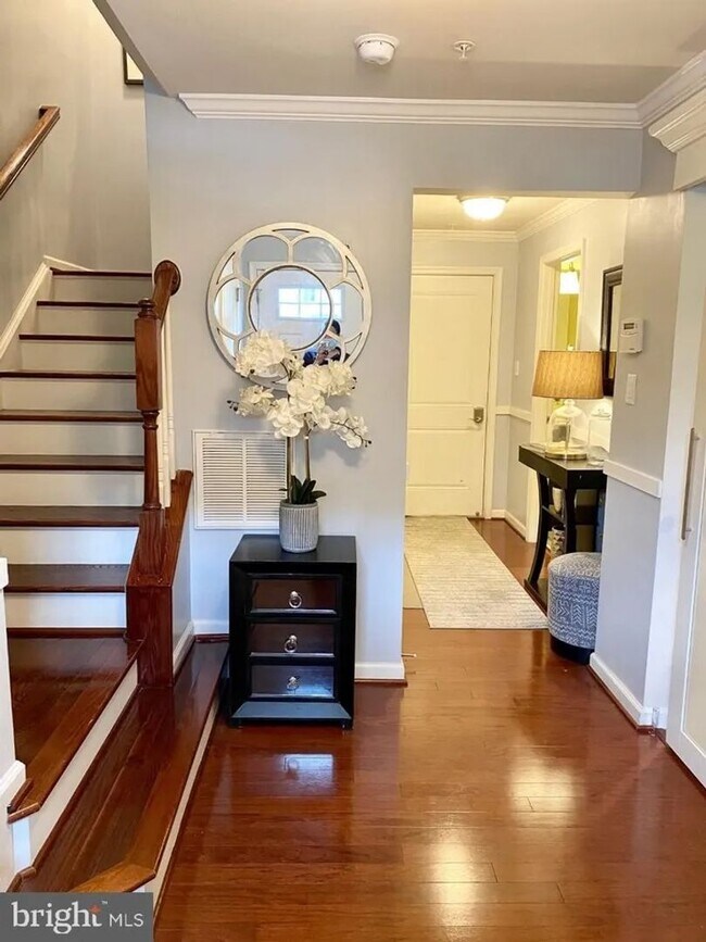 Building Photo - Beautiful Single Family home with Loft and Off Street Parking